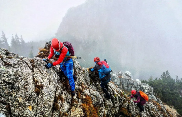 Cum te pregătești pentru un traseu montan. Interviu cu Cosmin Săvescu, alpinist și ghid montan