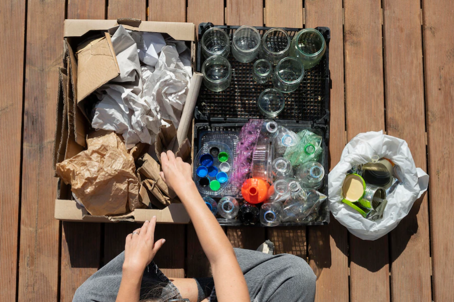 GHID reciclare: cum se face colectarea separată, ce se poate recicla, coduri reciclare